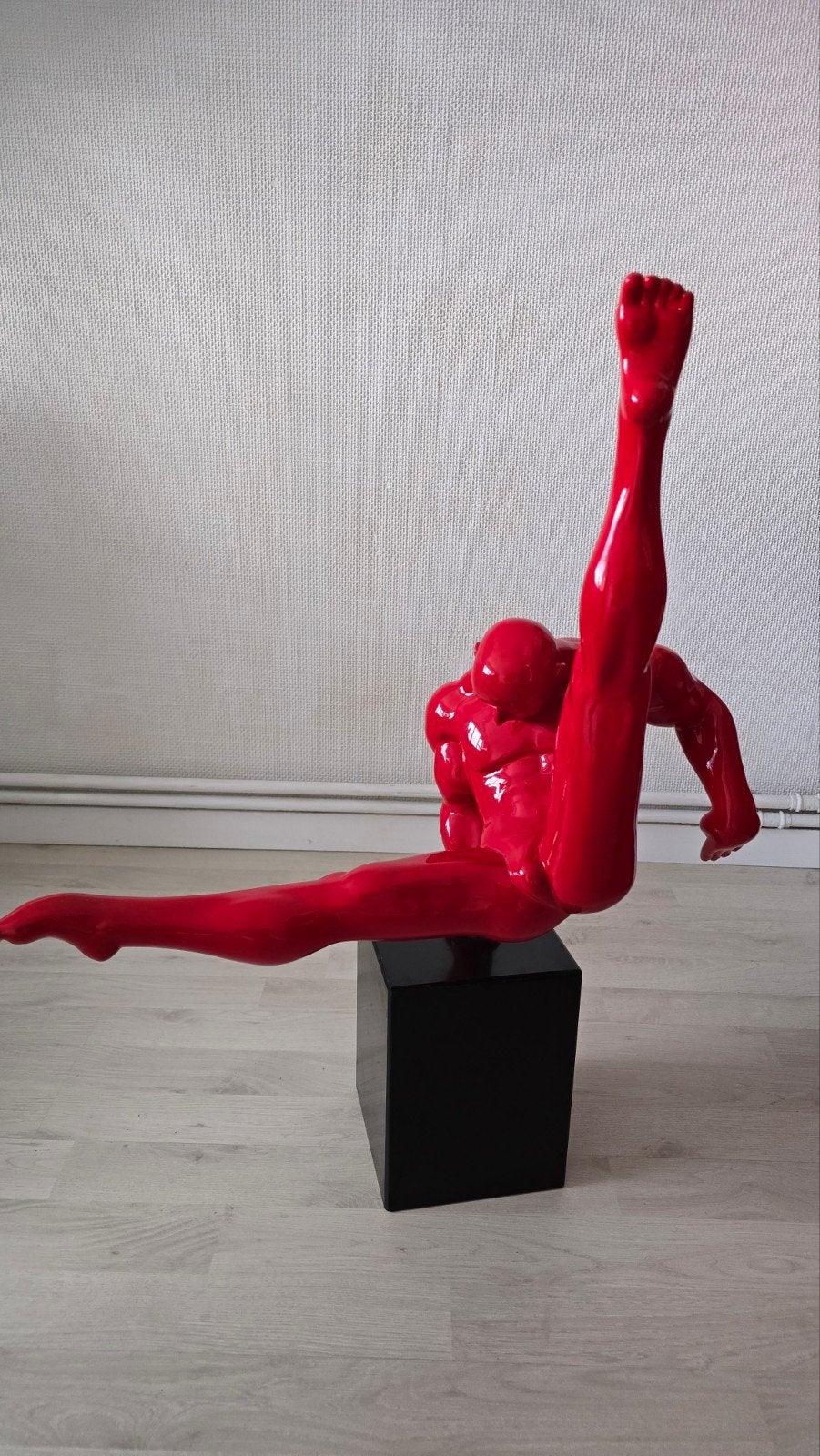 Kunstobject sportieve man, op stenen blok, Ophalen
