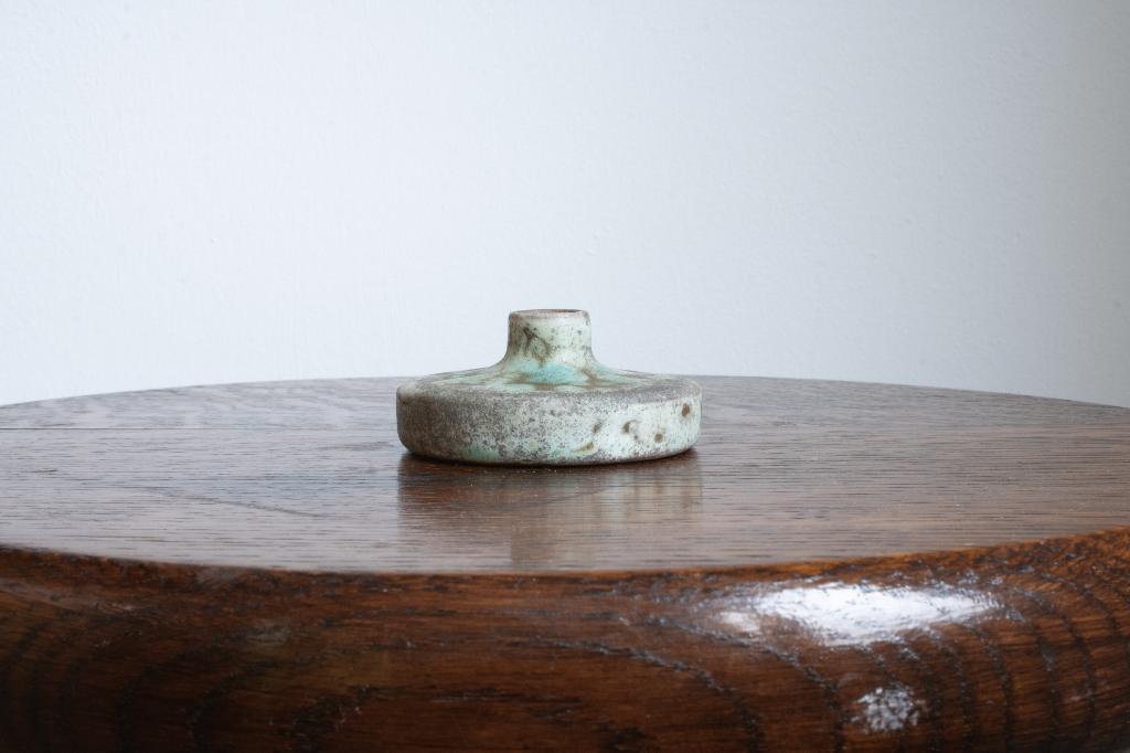 Mini Flat Mobach Vase, Klein Plat Blauw Grijs Vaasje, Antiek en Kunst, Ophalen of Verzenden