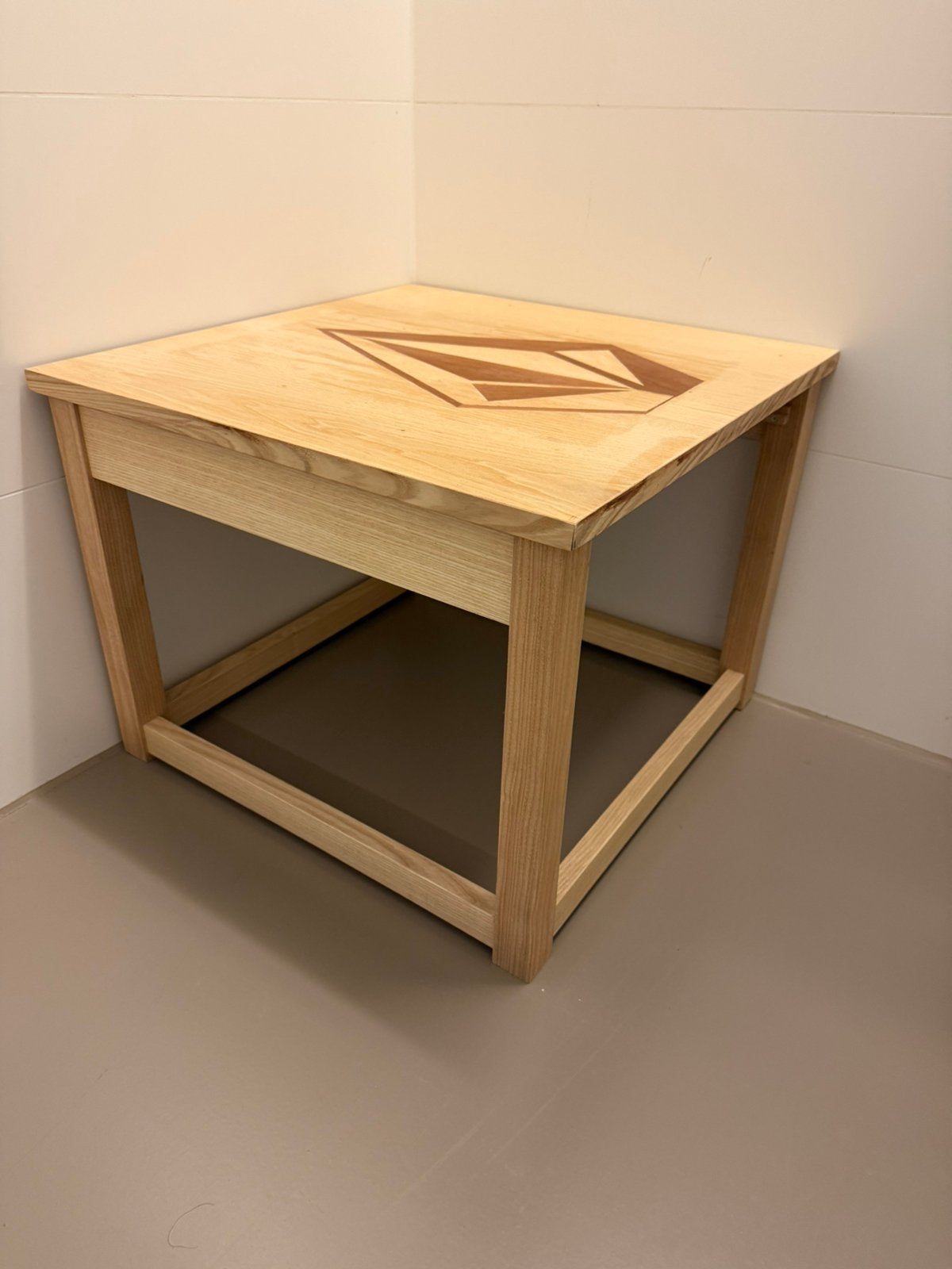 Bijzettafel handgemaakt (skatelogo Volcom), Huis en Inrichting, Tafels | Bijzettafels, Ophalen, Minder dan 45 cm, Minder dan 55 cm