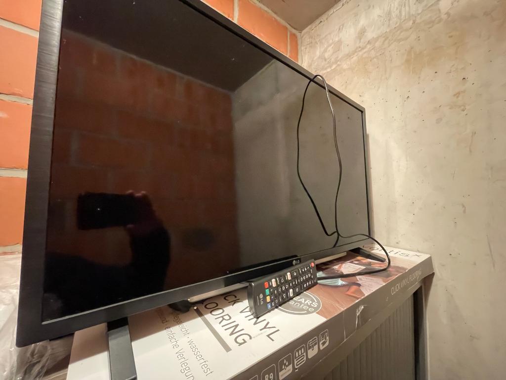 32" LG tv, Ophalen, LCD, 80 tot 100 cm, Zo goed als nieuw