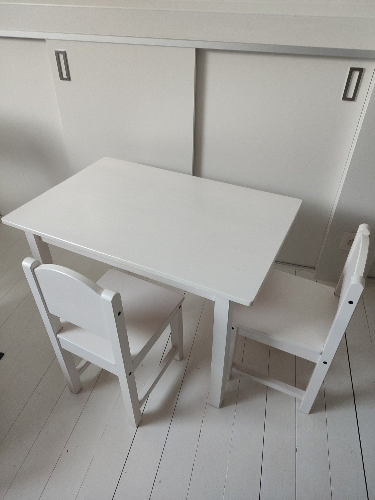 IKEA Sundvik kindertafel met 2 bijhorende stoeltjes, Kinderen en Baby's, Ophalen