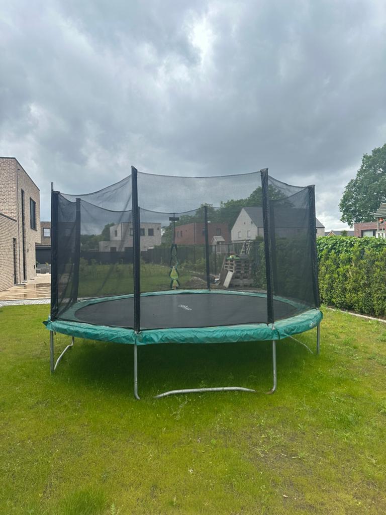 Grote trampoline van 4m op 4m   1 jaar oud, Kinderen en Baby's, Speelgoed | Buiten | Trampolines, Ophalen, Zo goed als nieuw