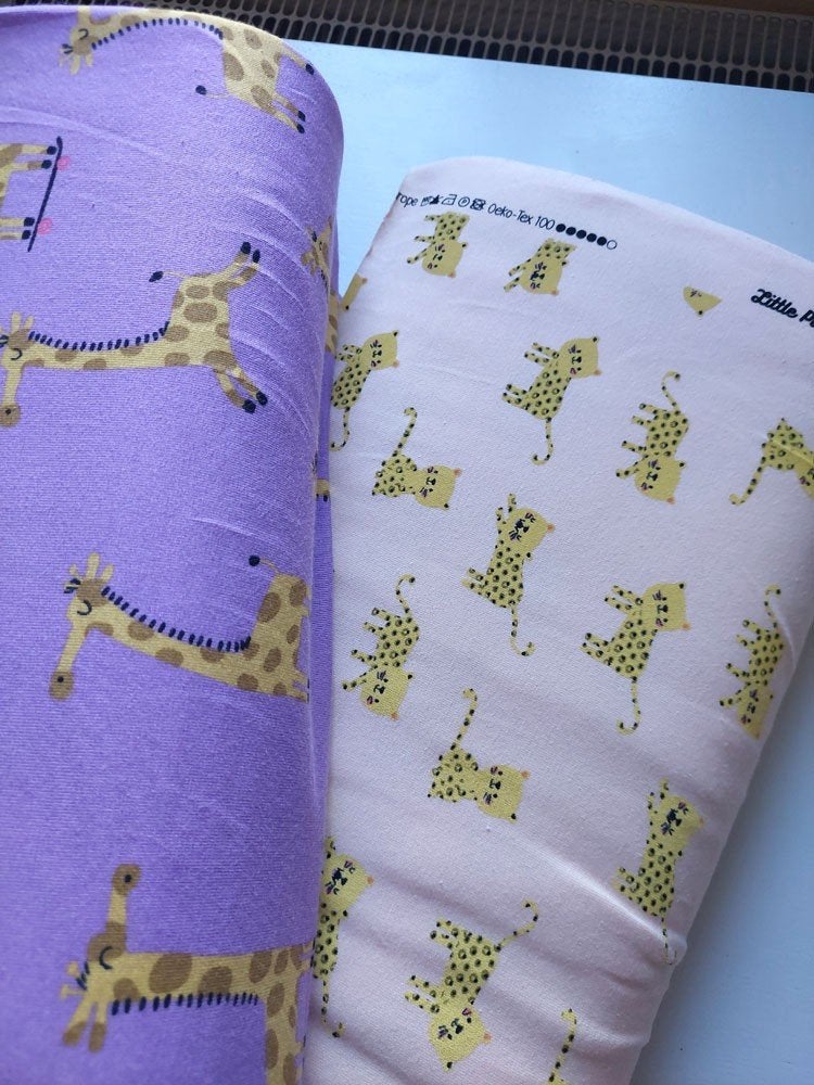 5649) Totaal 2 meter katoenen tricot giraffe + panter, Neuf, Enlèvement ou Envoi, Autres couleurs, Coton