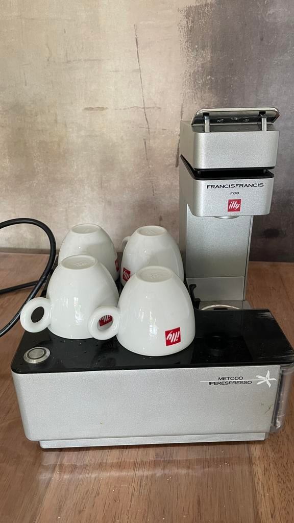 Illy koffiemachine met 4 tasjes, Elektronische apparatuur, Koffiezetapparaten, Ophalen, Gebruikt, Koffiemachine, Koffiepads en cups