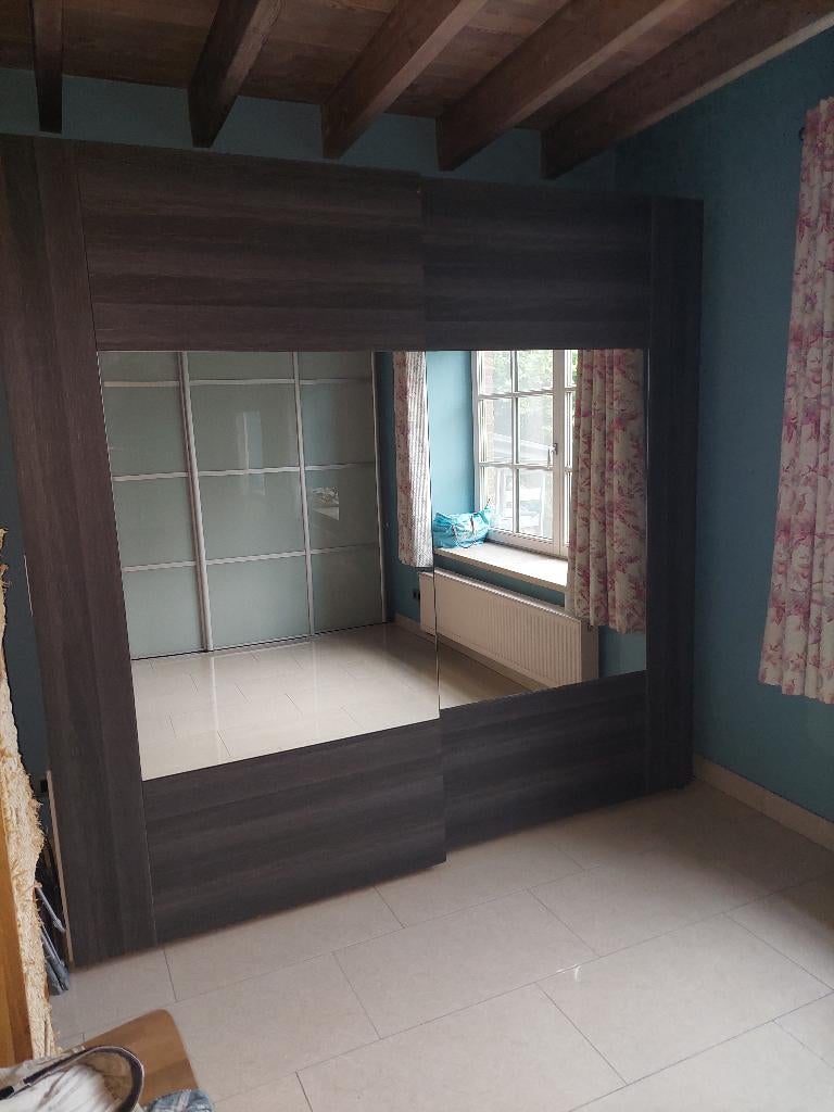 Ruime kleerkast met spiegel, Huis en Inrichting, Kasten | Kleerkasten, Ophalen, Met deur(en), 200 cm of meer, Zo goed als nieuw
