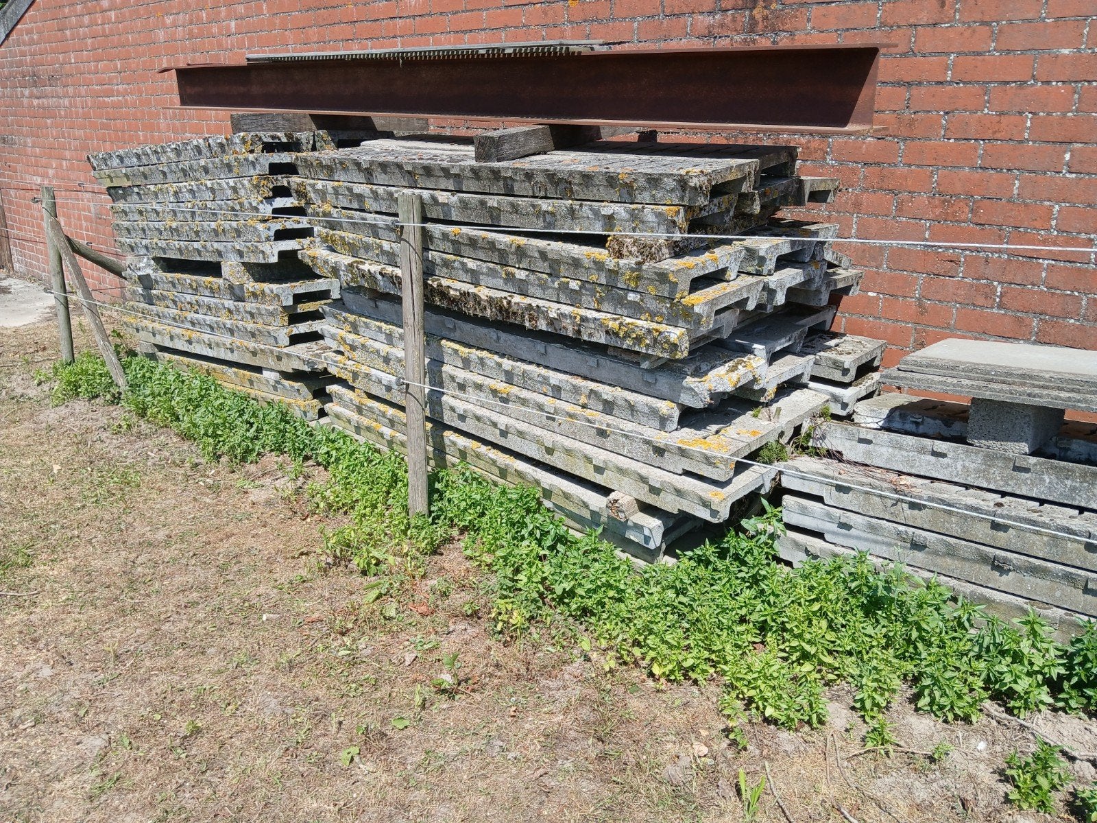 betonroosters van varkensstal, Enlèvement