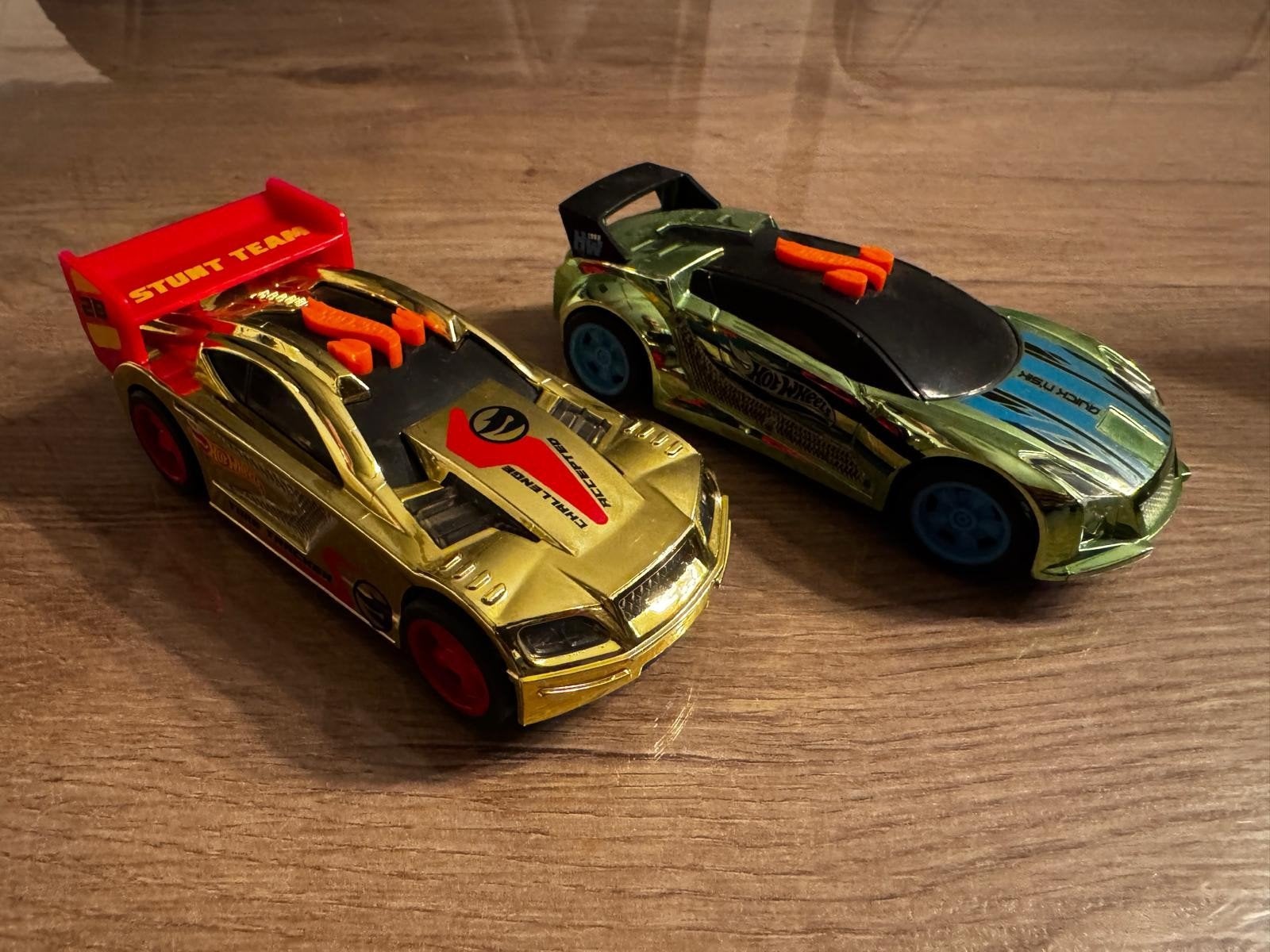 2 voitures de course Hot Wheels — Mondo Motors, Enlèvement