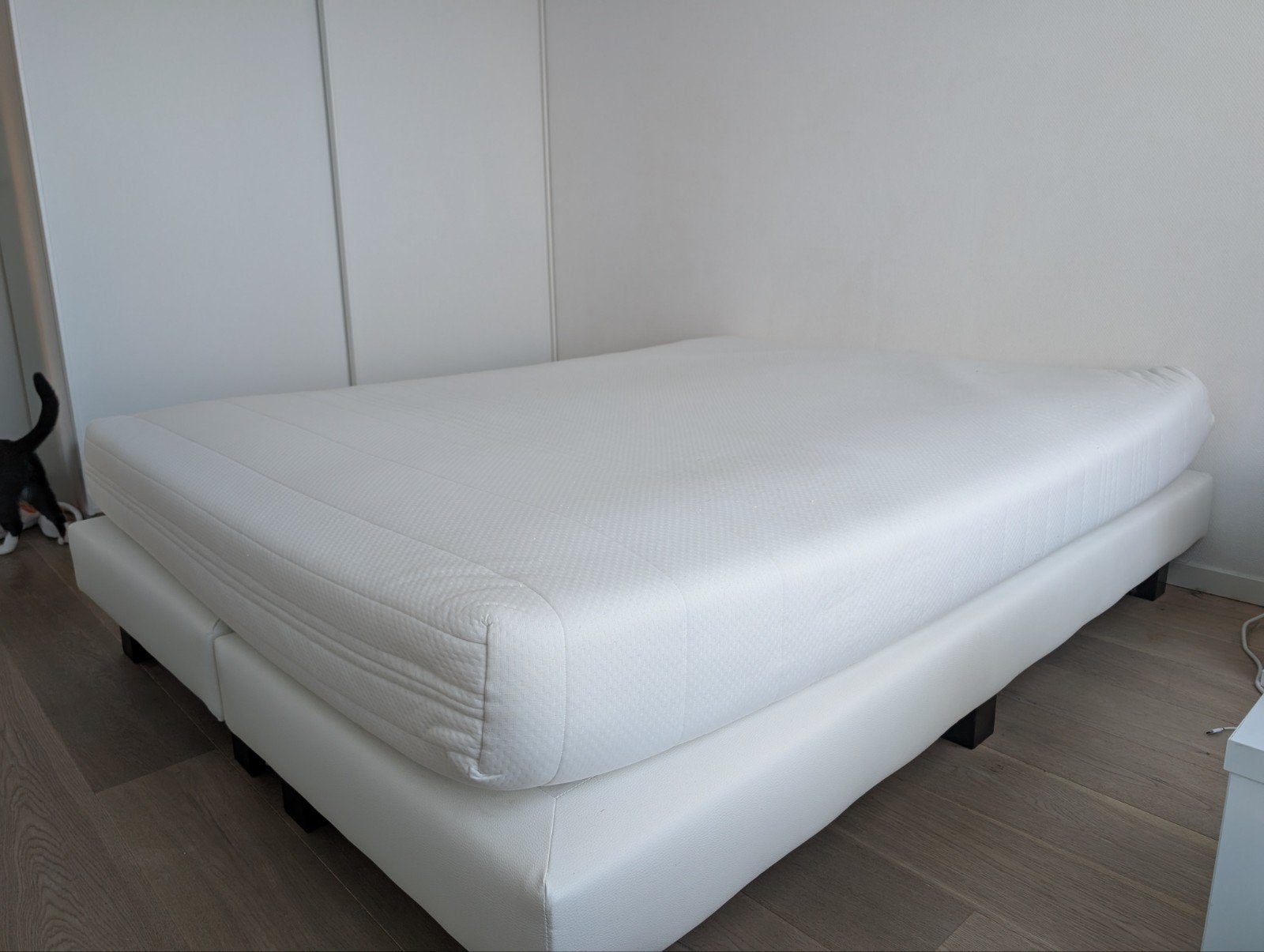 Matelas et sommier blanc, 200 cm, Enlèvement, 80 cm, Bois