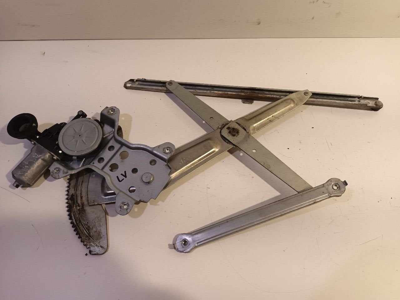 Raammechaniek elektrisch links voor Suzuki Swift, Onderdelen@venauto.nl, Van der Ven Autorecycling B.V., Ettenseweg 76, 4706 PB Roosendaal, The Netherlands