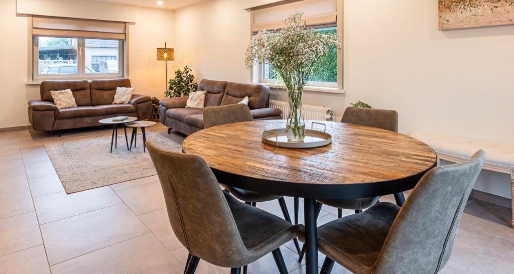 2 zetels, ronde eettafel en 4 stoelen, Ophalen, Gebruikt, 4 tot 6 stoelen