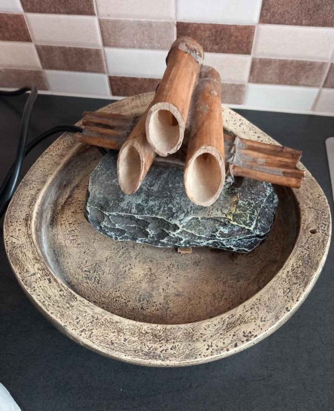 Kleine fontein moet gerepareerd worden omdat er lek onder dr, Ophalen, Fontein
