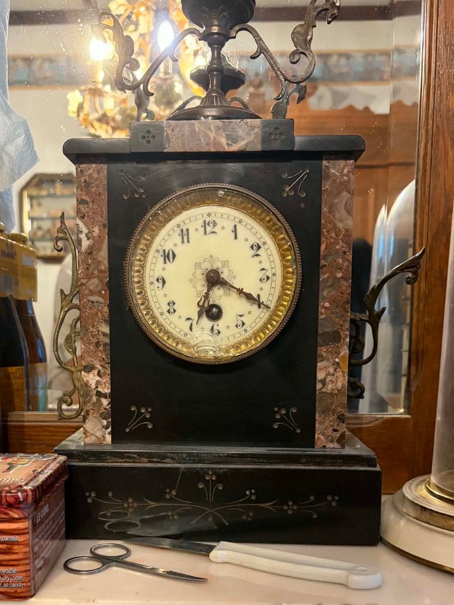 Horloge / Pendule ancienne en marbre noir et bronze, Antiquités & Art, Antiquités | Horloges, Enlèvement ou Envoi