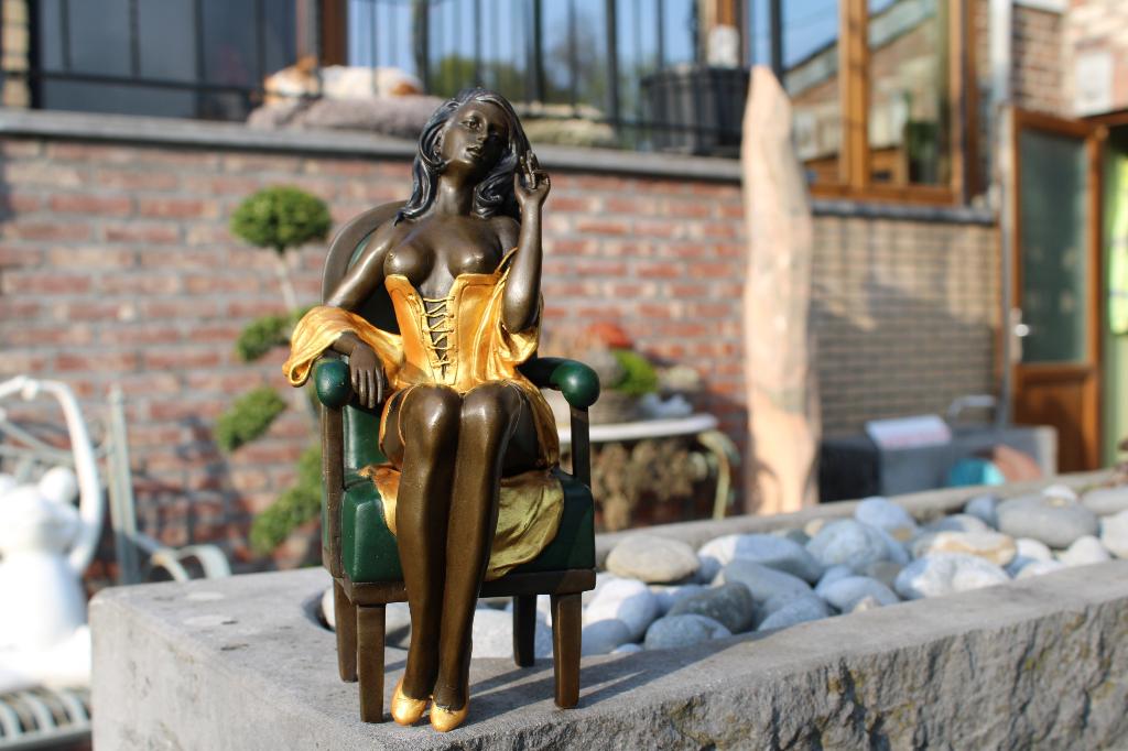 femme seins nue sur chaise en bronze , signé MILO, Enlèvement ou Envoi, Bronze