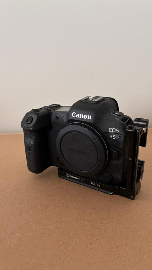 Canon r5 + 3 batterijen (en oplader), Ophalen, Zo goed als nieuw, Canon