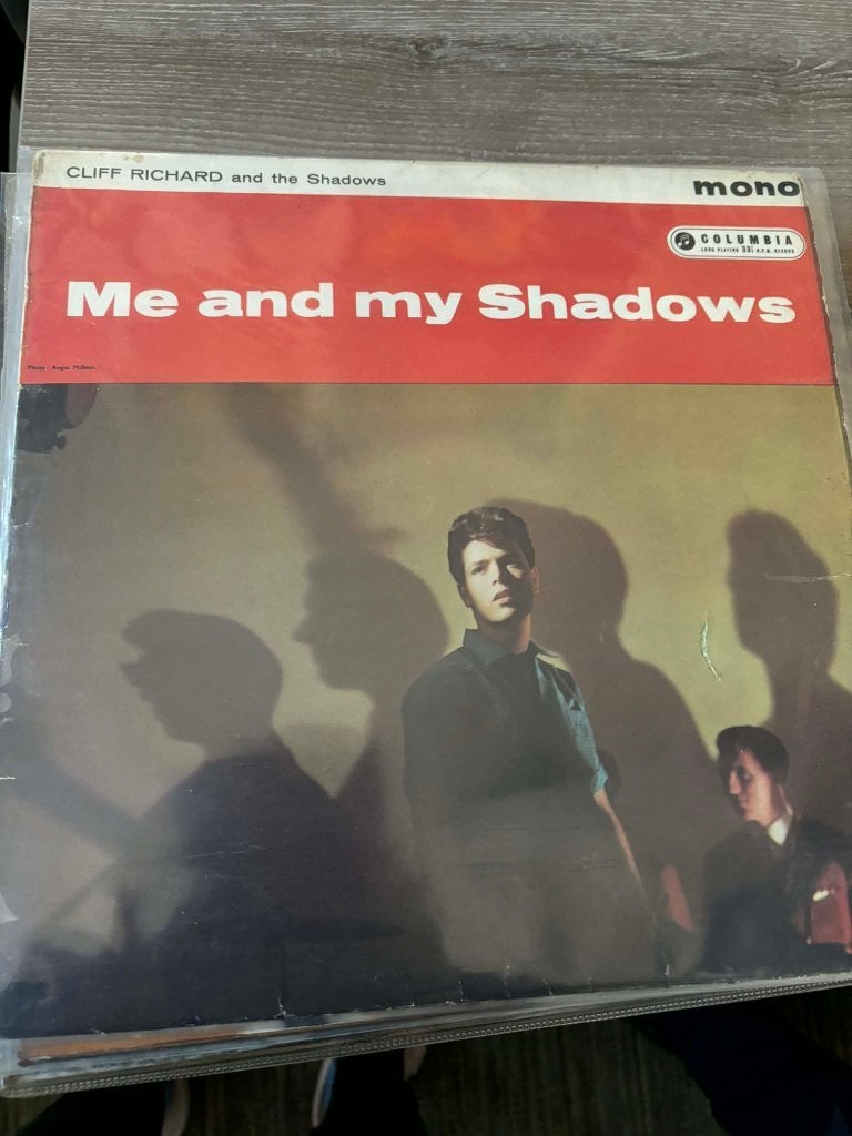 lp Cliff Richard, me and my shadows, voor slechts 10 euro,, Enlèvement ou Envoi, Utilisé, Pop rock