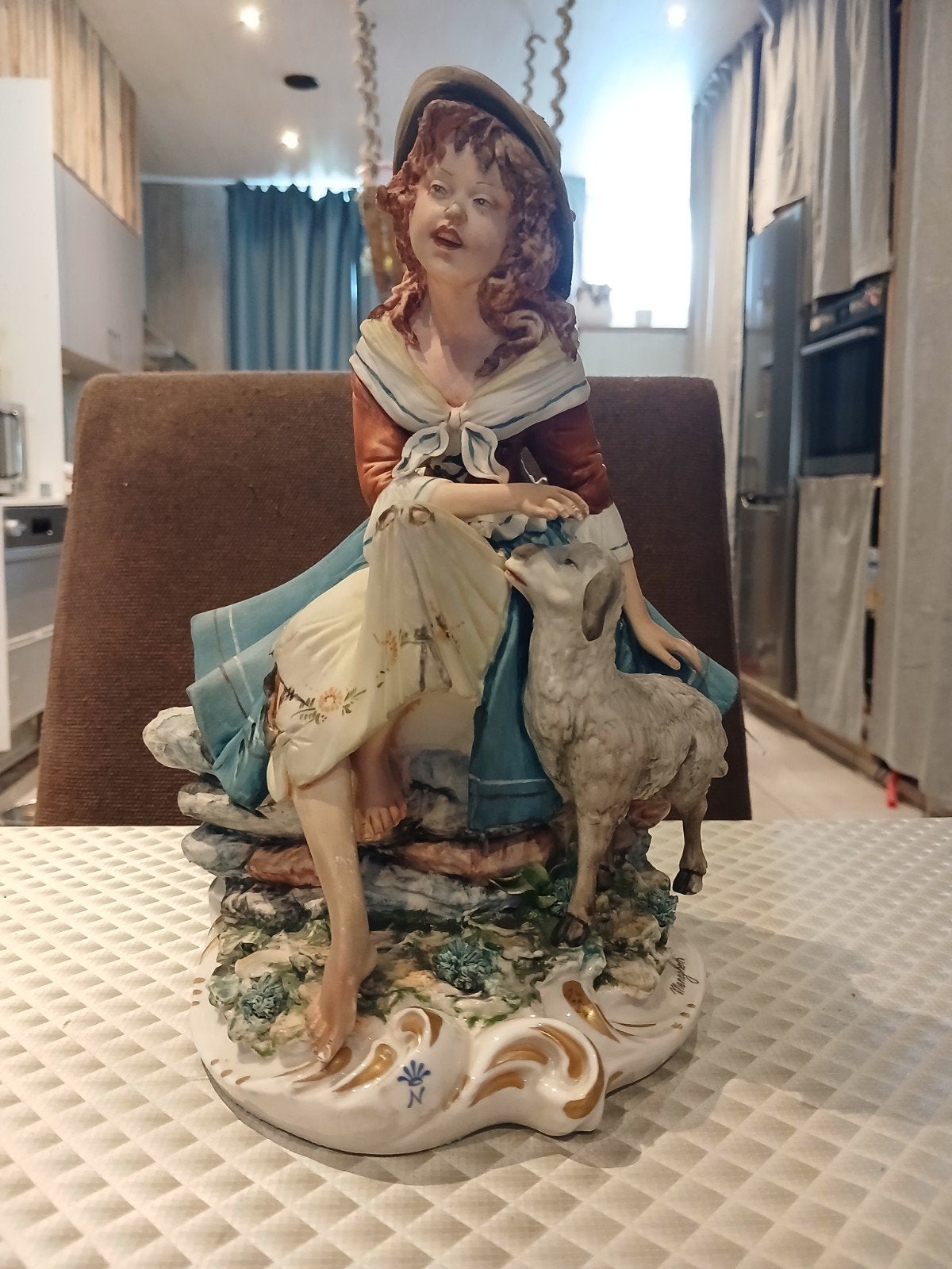 Herderinnetje dat liefdevol een schaapje aait., Antiquités & Art, Antiquités | Objets religieux, Enlèvement ou Envoi