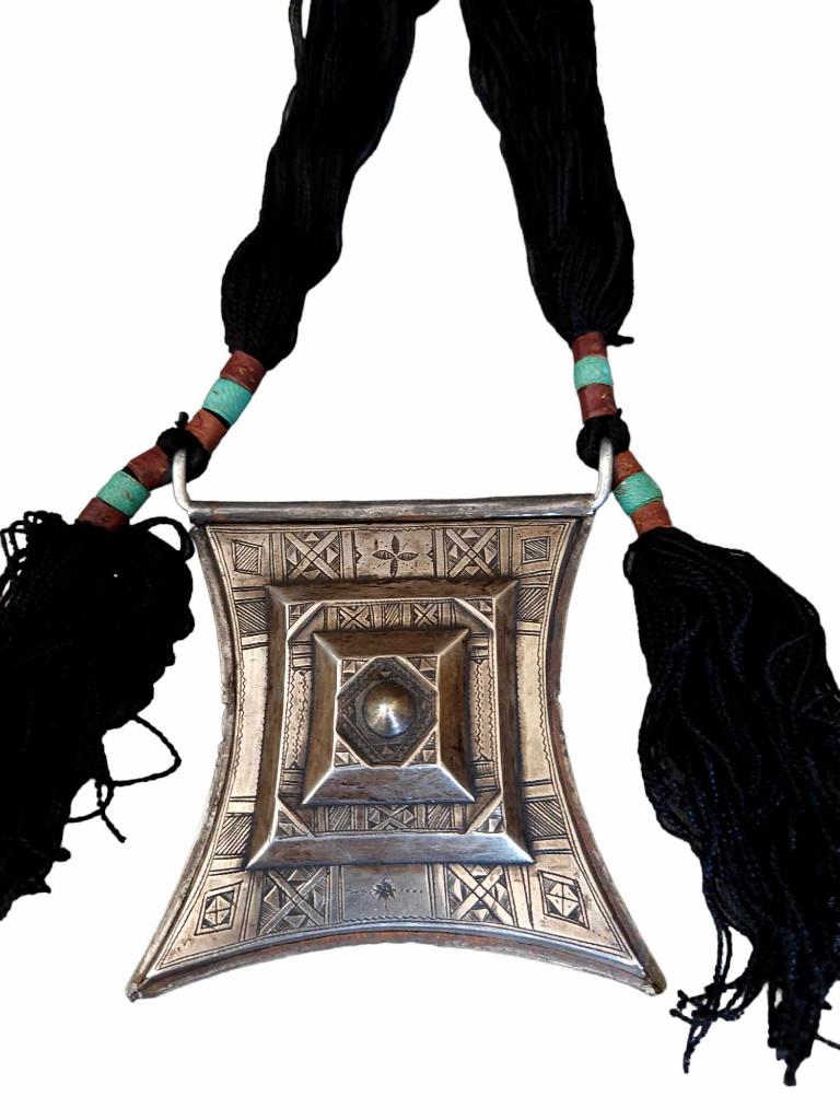 Ancien talisman Touareg Tcherot du Niger en argent., Enlèvement