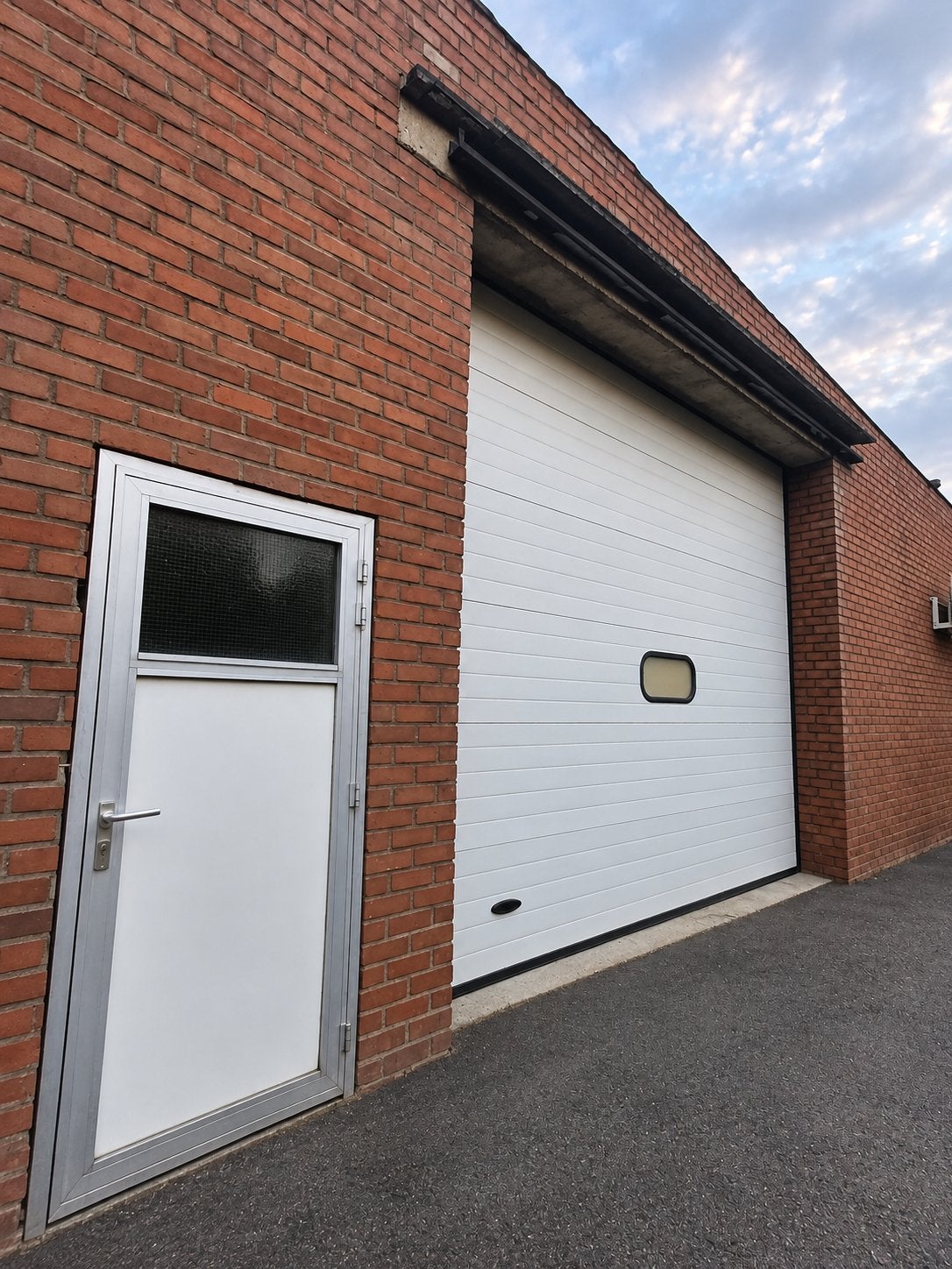 HANDELSPAND TE HUUR MET EXTRA RUIMTE EN GARAGEPOORT, Immo, Huizen te huur