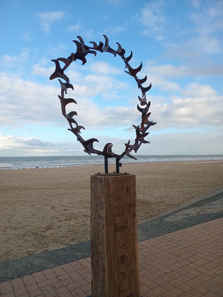Handgemaakte ijzeren tuinbeelden op stoere sokkel, Tuin en Terras, Tuinbeelden, Ophalen of Verzenden, Nieuw, Metaal, Abstract beeld