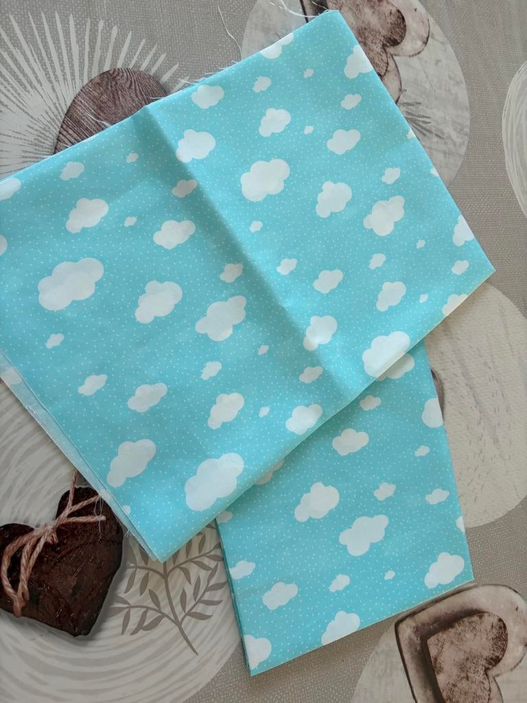 Lot de 2 coupons de tissu bleu ciel à petits nuages blancs, Hobby & Loisirs créatifs, Tissus & Chiffons, Comme neuf, Enlèvement ou Envoi