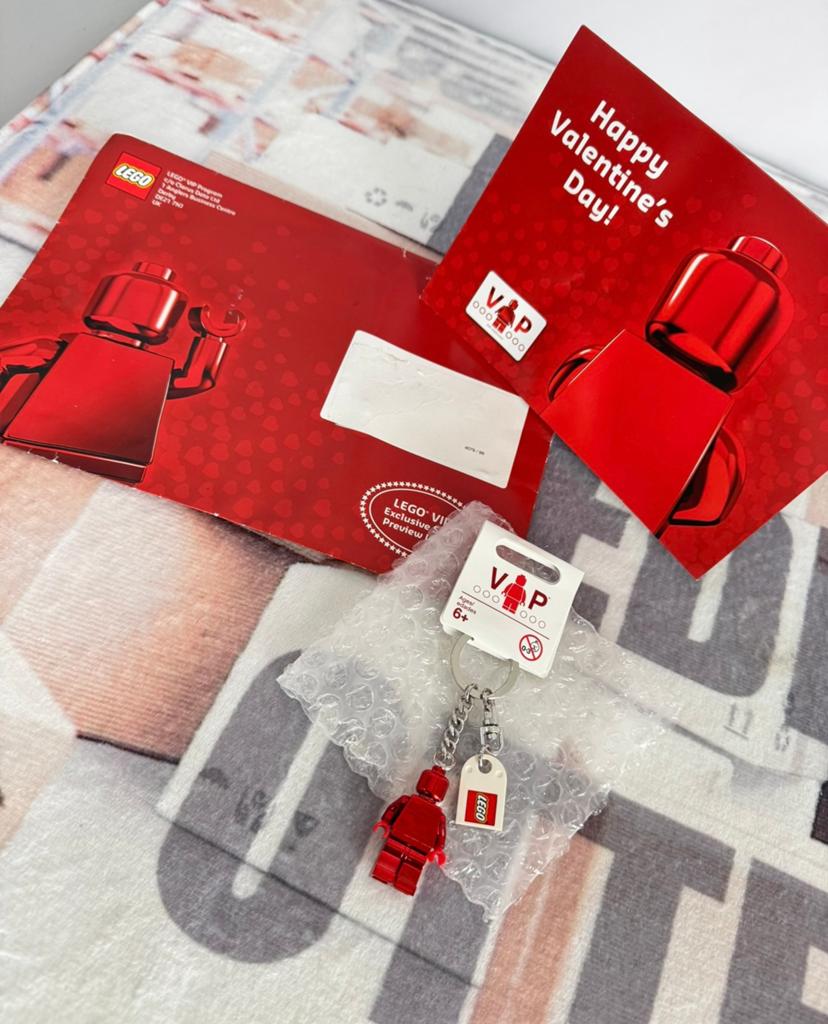 LEGO 853303 VIP Keychain sleutelhanger Chrome rood 4644591, Lego, Nieuw, Ophalen of Verzenden, Sleutelhanger