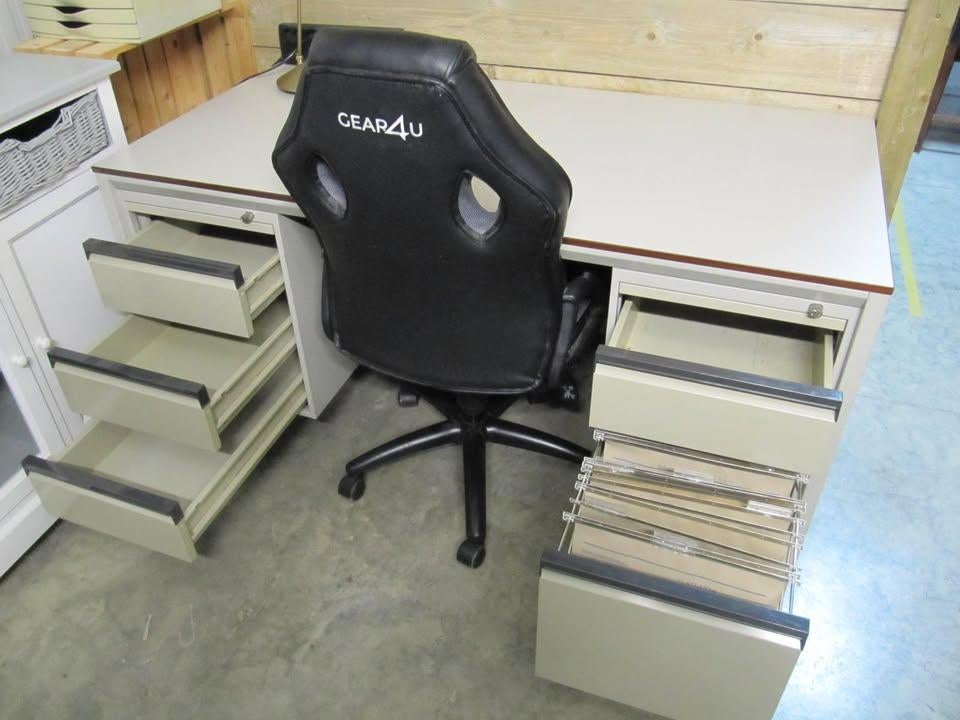 Metalen bureau met 5 schuiven met stoel en lamp, Ophalen, Gebruikt
