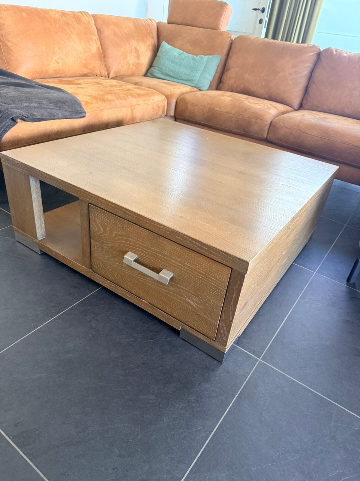 Robuuste en stevige houten salontafel van 1m op 1m, Ophalen, Gebruikt, 50 tot 100 cm, 50 tot 100 cm
