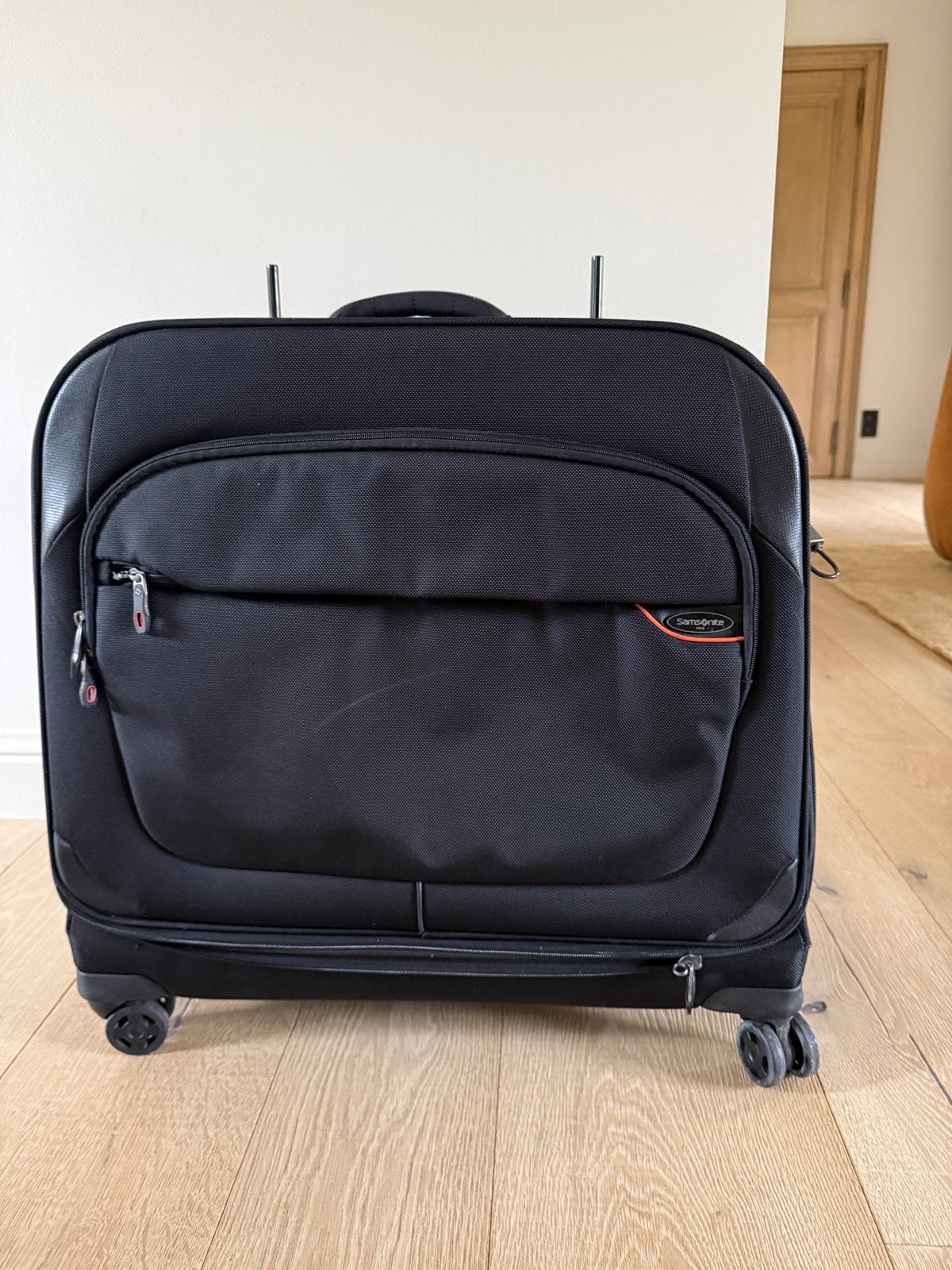 Étui de voyage Samsonite Spinner ; 4 roues ; noir - bon état, Plastique dur, Moins de 35 cm, Enlèvement, 50 à 60 cm