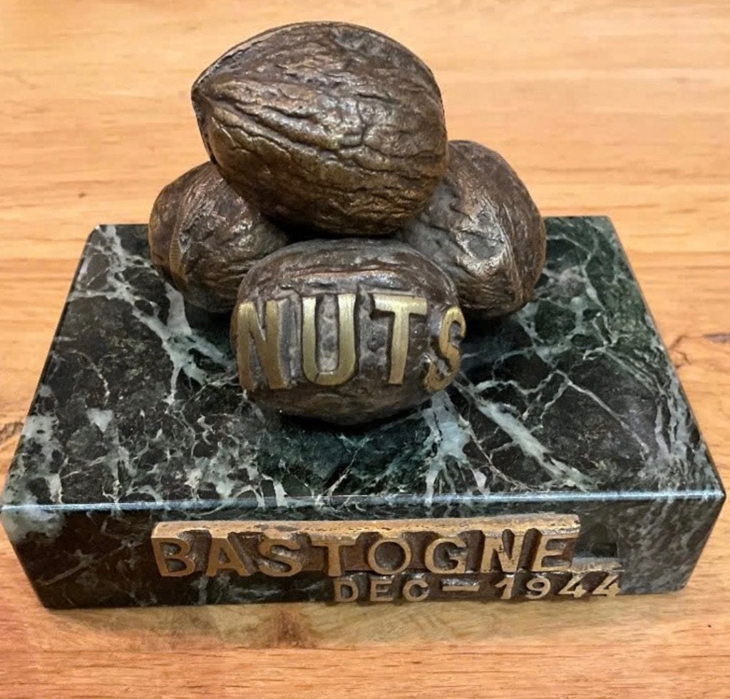 Bronzen sculptuur 4 walnoten NUTS bastogne, Collections, Enlèvement ou Envoi, Armée de terre, Objet d'art