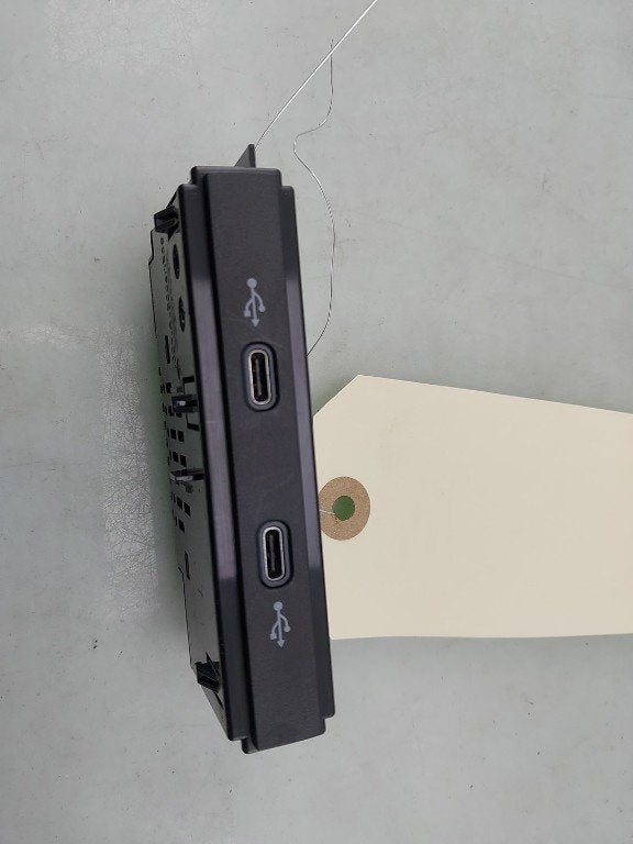 PORT AUX/USB Volkswagen Golf VIII (CD1) (|5NA035736|), Volkswagen, Volkswagen AG, Utilisé, Kundenbetreuung@volkswagen.de