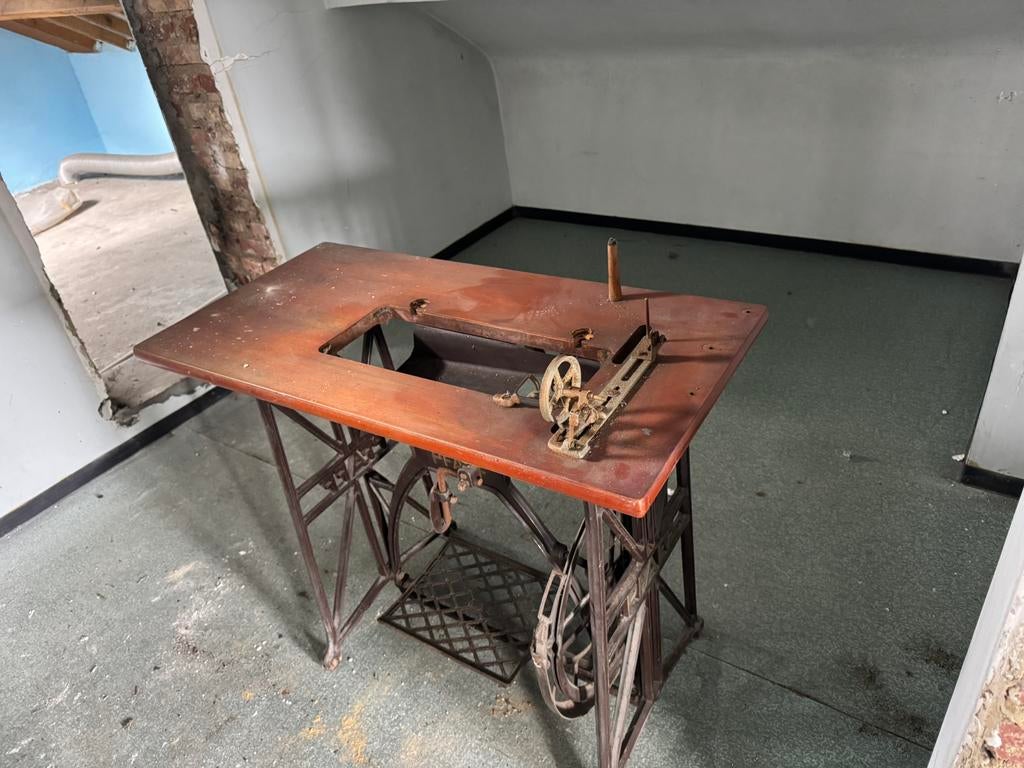 Onderstel oude naaimachine, Antiek en Kunst, Ophalen