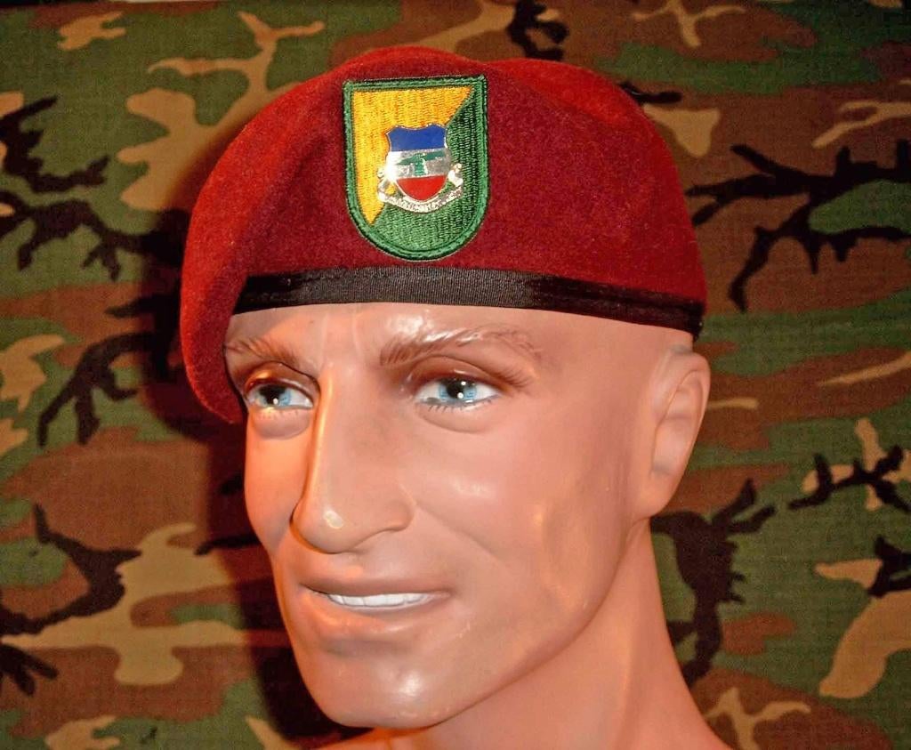 US 82ND AIRBORNE BARET 3/73 ARMOR US ARMY PARA, Verzamelen, Verzenden, Landmacht, Helm of Baret