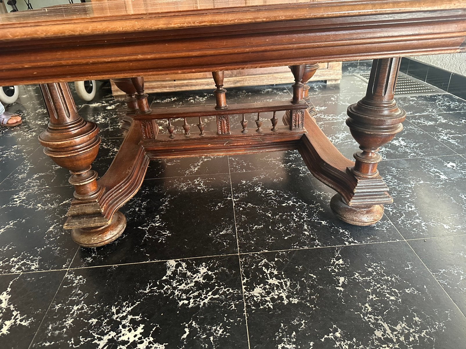 Salontafel notelaar, Enlèvement