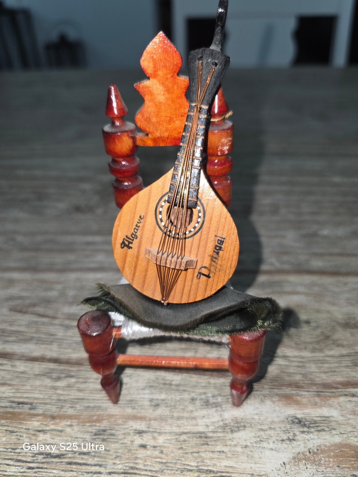 Miniatuur Portugese Gitaar op Stoeltje - Algarve, Ophalen of Verzenden