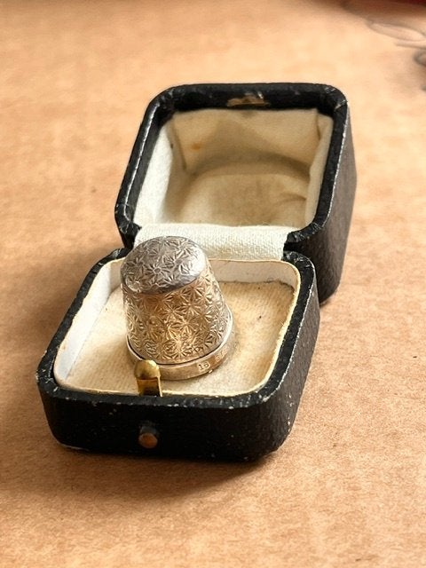 Dé à coudre en argent ancien dans une boîte, Collections, Dés à coudre, Enlèvement ou Envoi, Utilisé, Argent