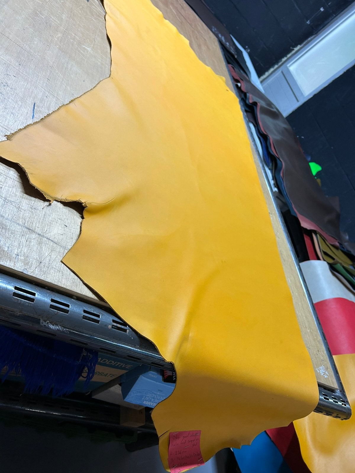 Oker geel kalfs halve huid 1.5 mm dikte soepel A-10, Ophalen of Verzenden, Zo goed als nieuw, Geel