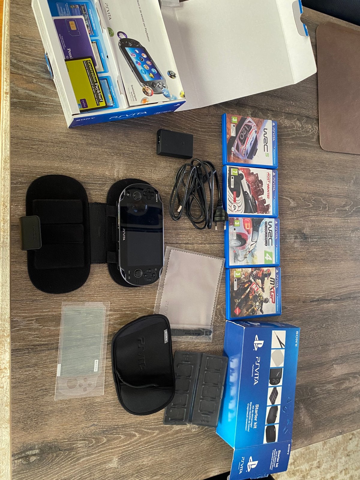 PS Vita + 4 games + AR kaarten, Games en Spelcomputers, Spelcomputers | Sony PSP, Ophalen, Zo goed als nieuw