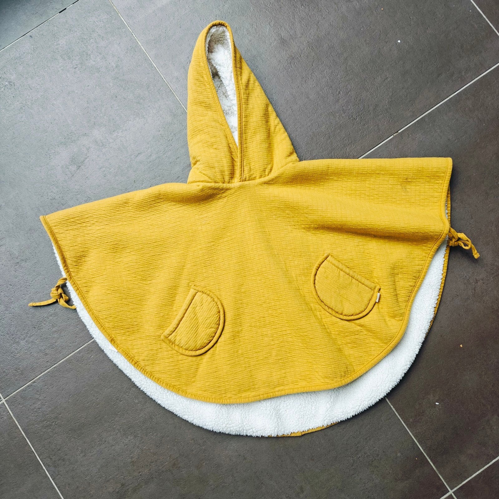 poncho 9-36 mois couleur moutarde BEMINI, Enfants & Bébés, Neuf, Couverture, Respirant, Enlèvement