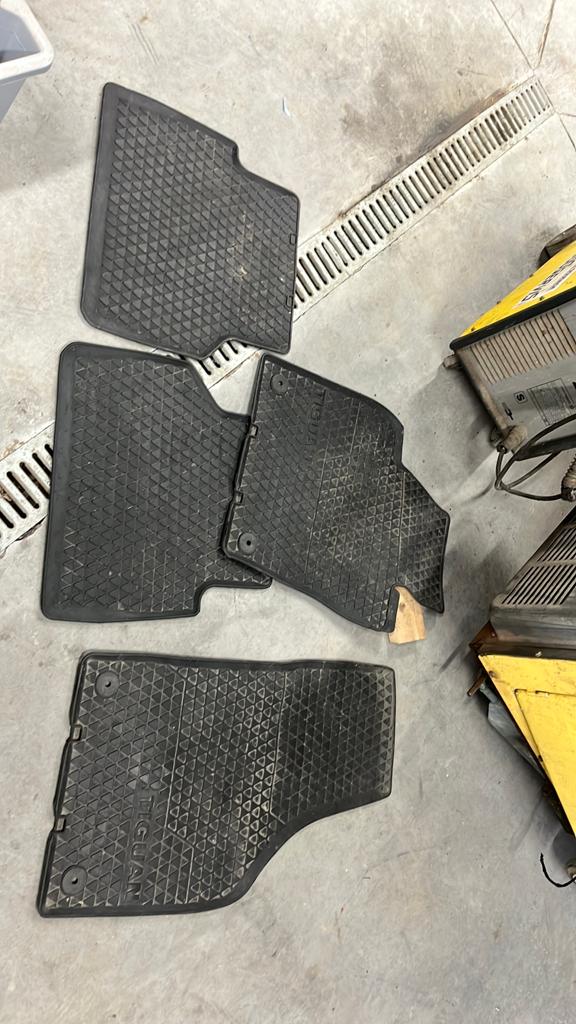 Tapis de sol caoutchouc vw tiguan 2010, Auto diversen, Automatten, Ophalen, Zo goed als nieuw