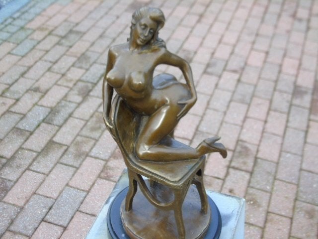 femme nue sur chaise en bronze signé NICK ., Enlèvement ou Envoi, Bronze