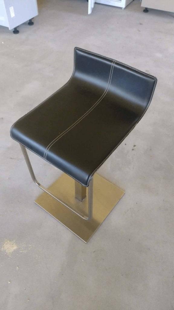 design barkruk kuadra pedrali in inox en bruin leder, Huis en Inrichting, Barkrukken, Ophalen, Gebruikt, 60 tot 90 cm, Met voetsteun