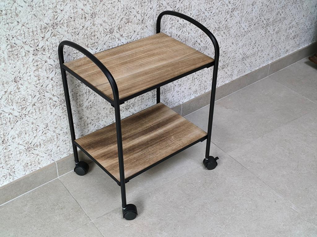 Klein metalen/ houten rekje met wieltjes. (Goede staat!), Huis en Inrichting, Woonaccessoires | Etagères, Ophalen, Gebruikt