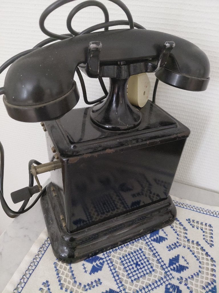 Antieke magneto telefoon met slinger, Ophalen