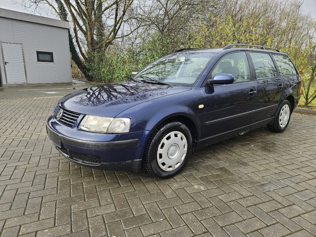 Volkswagen Passat 1.8I  184.790 KM  TREKHAAK, Voorwielaandrijving, Stof, 1789 cc, Zwart