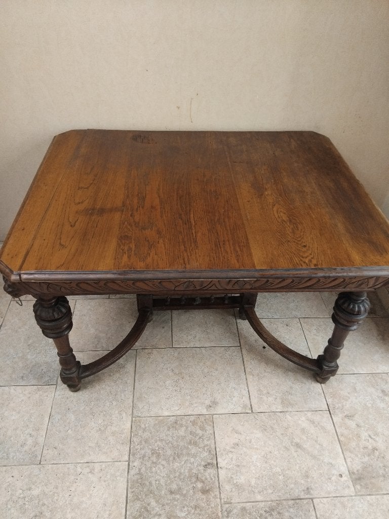 Antieke mechelse tafel met leeuwenkoppen, Enlèvement