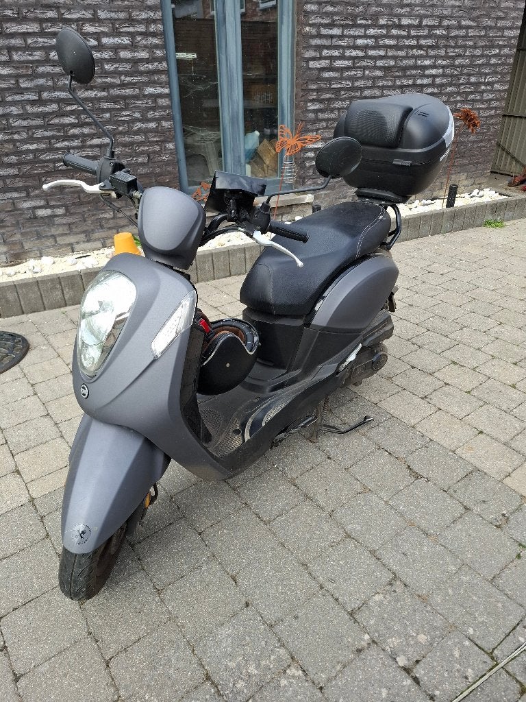 Sym B klasse met kofferbak, Benzine, 50 cc, Ophalen, Mio