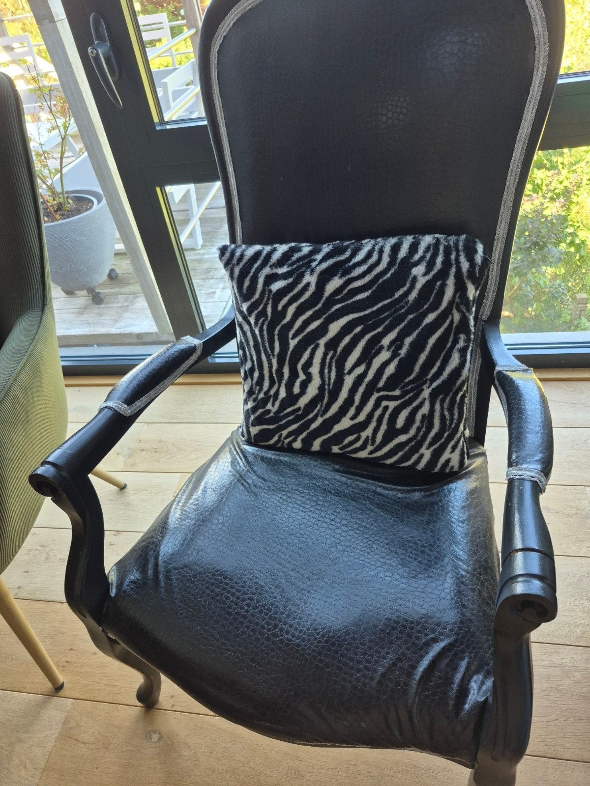 fauteuil moderne noir mat., Enlèvement