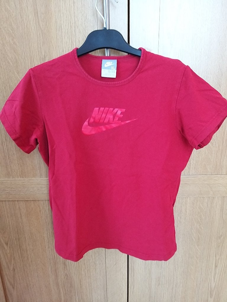 Nike sportshirt 13 jaar oud rood bordeaux oranje, Jongen of Meisje, Sport- of Zwemkleding, Ophalen of Verzenden, Zo goed als nieuw