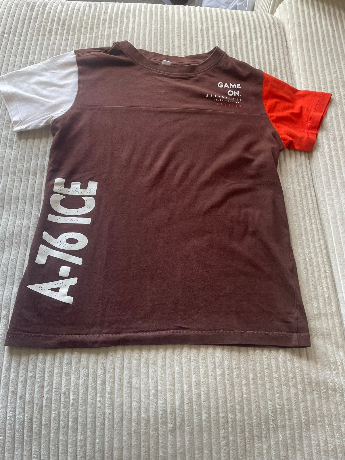 T-shirt GAME ON marron – manches blanc et orange, Enlèvement ou Envoi, Comme neuf, Garçon, Autres types