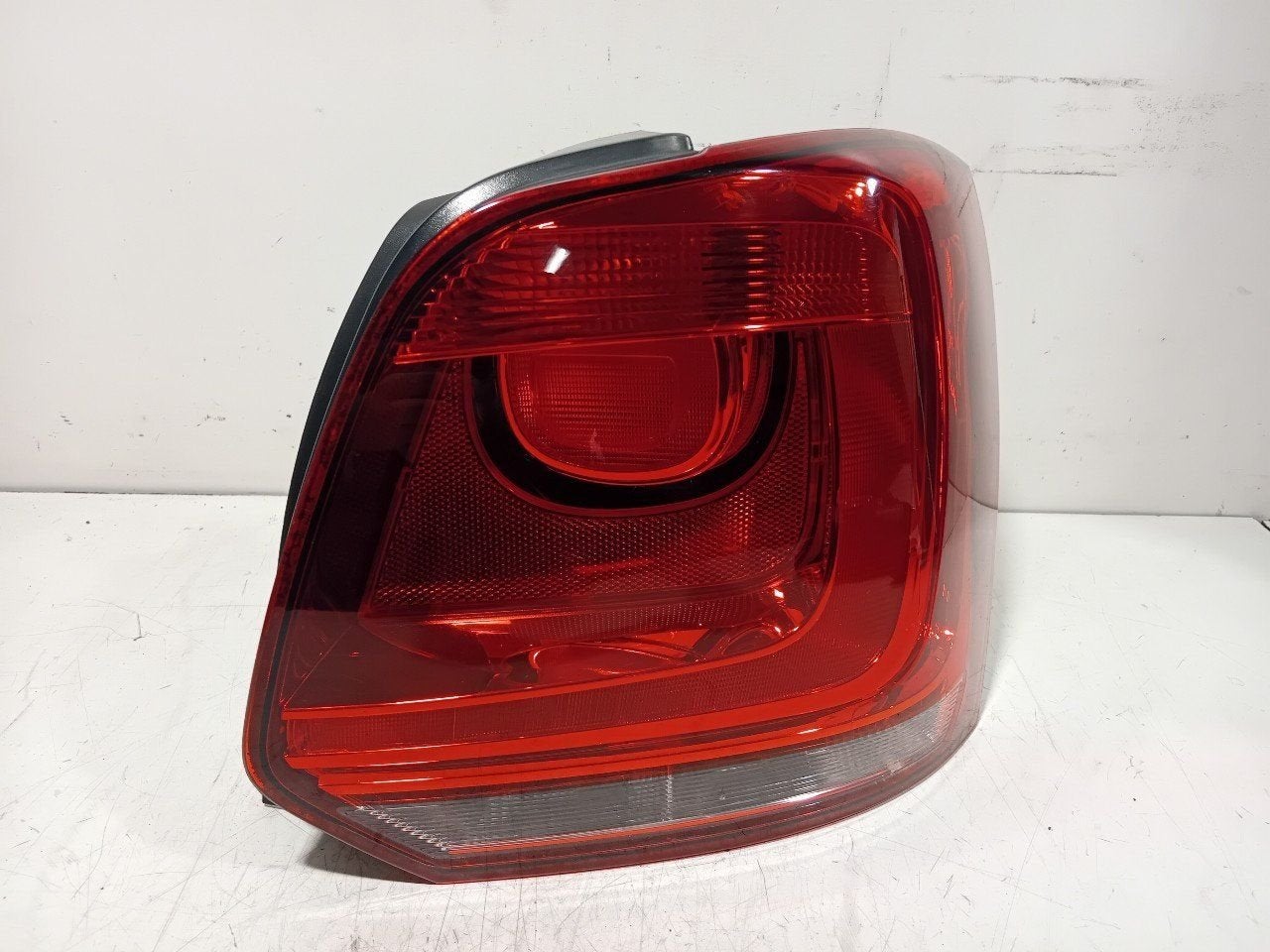 Achterlicht carrosserie rechts Volkswagen Polo, Onderdelen@venauto.nl, Van der Ven Autorecycling B.V., Gebruikt, Ettenseweg 76, 4706 PB Roosendaal, The Netherlands